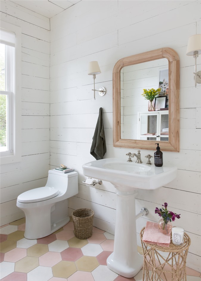 Khung gỗ dày của gương trang trí kết hợp với thiết kế phòng tắm bằng gỗ tạo nên vẻ đẹp đơn giản mà sang trọng