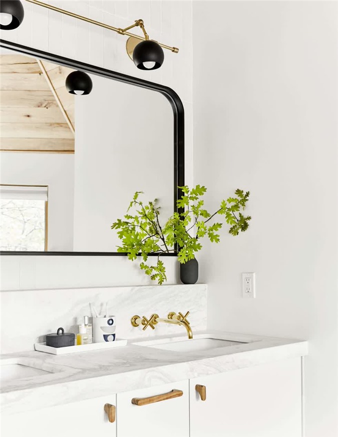 Thiết kế gương trang trí với góc được bo tròn và viền đen sẽ là điểm nhấn cho căn phòng tắm của bạn