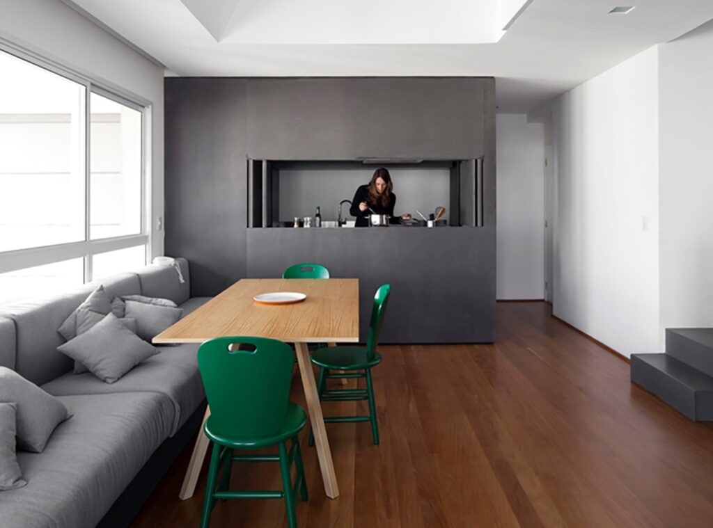 Bạn có thể loại bỏ các bức tường thô cứng và thay vào đó là các tone màu phù hợp để phân chia không gian làm việc của căn hộ