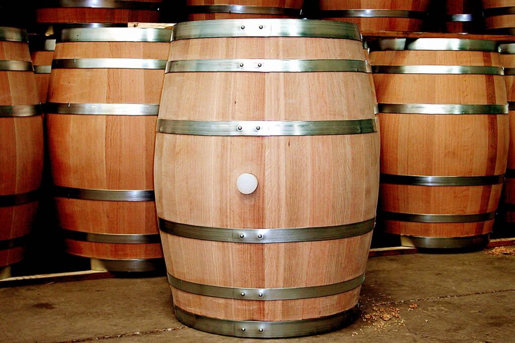Thùng rượu gỗ sồi có độ bền tới hàng chục năm. (Ảnh sưu tầm)