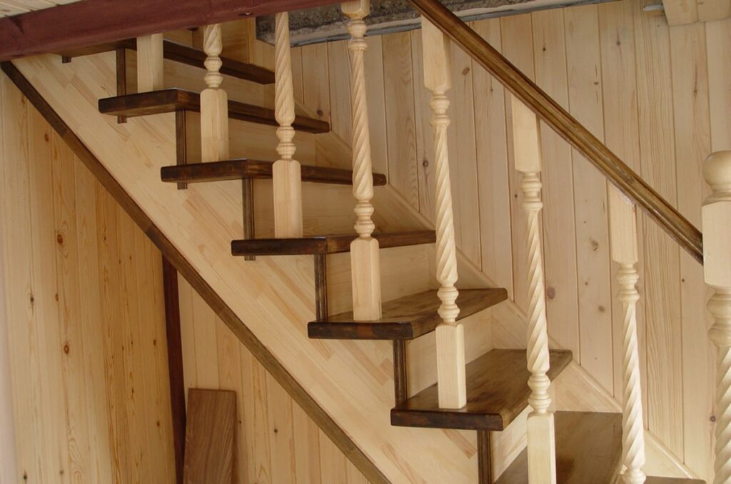 Chọn gỗ tần bì làm cầu thang có thể dễ dàng thiết kế các mẫu ấn tượng. (Ảnh sưu tầm)