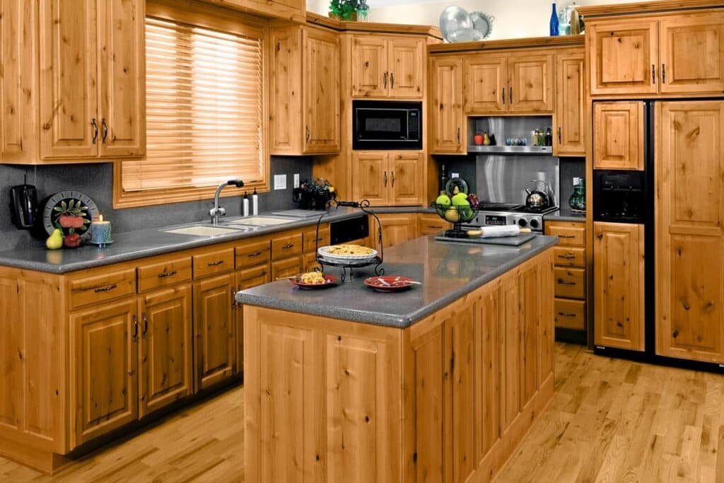 Tủ bếp gỗ thông có thể bảo quản thực phẩm tốt. (Ảnh sưu tầm)