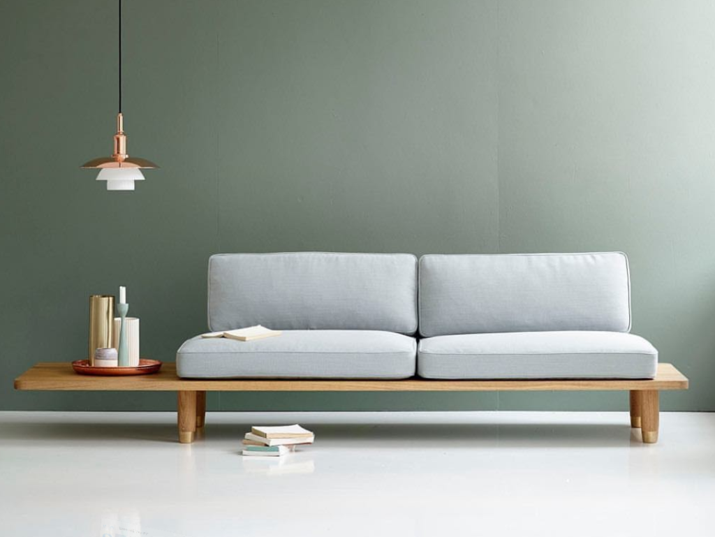 Hãy chọn một bộ ghế sofa đơn giản, nhỏ gọn và phù hợp với diện tích căn hộ sẽ giúp không gian trở nên rộng rãi hơn