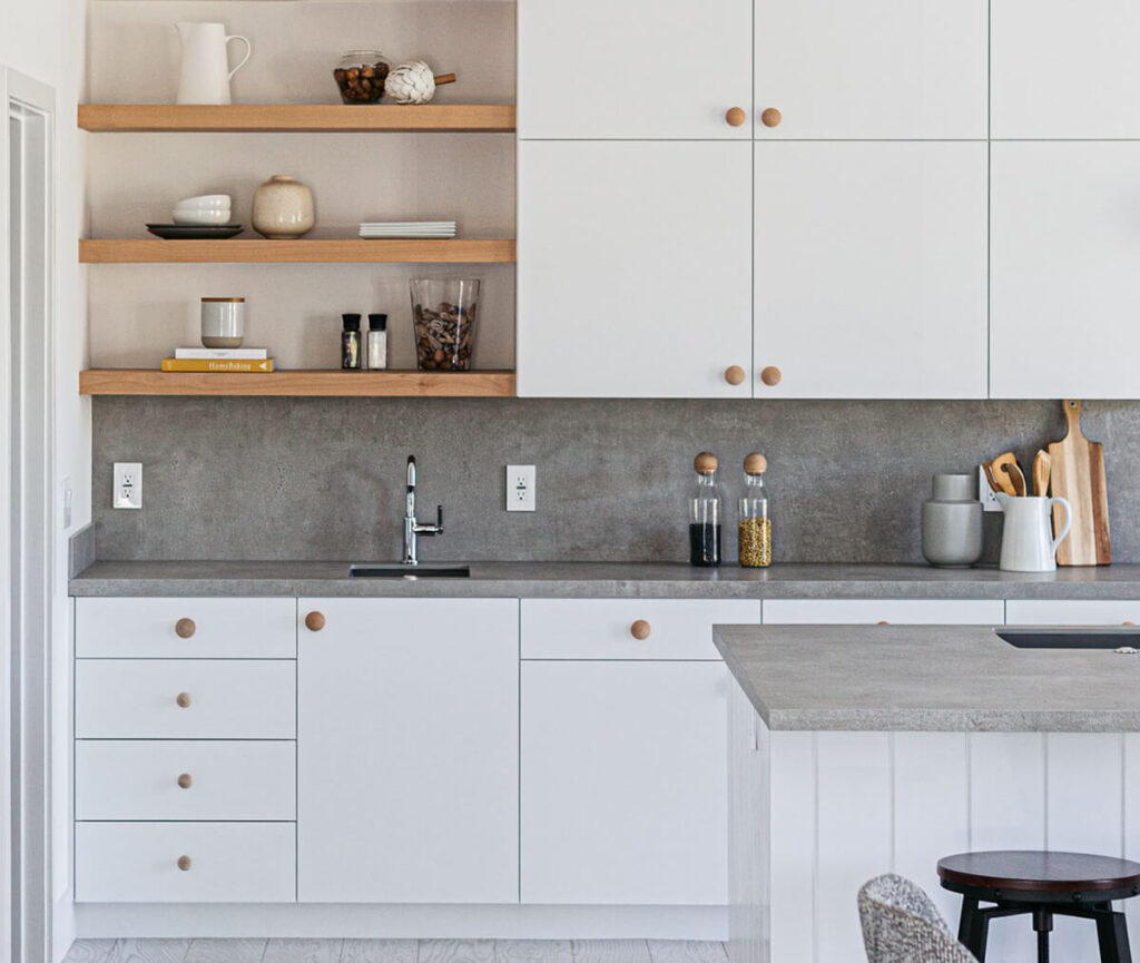 Thiết kế tủ bếp hiện đại nhiều ngăn lại có thanh ngang giúp việc cất giữ và lấy đồ thuận tiện hơn