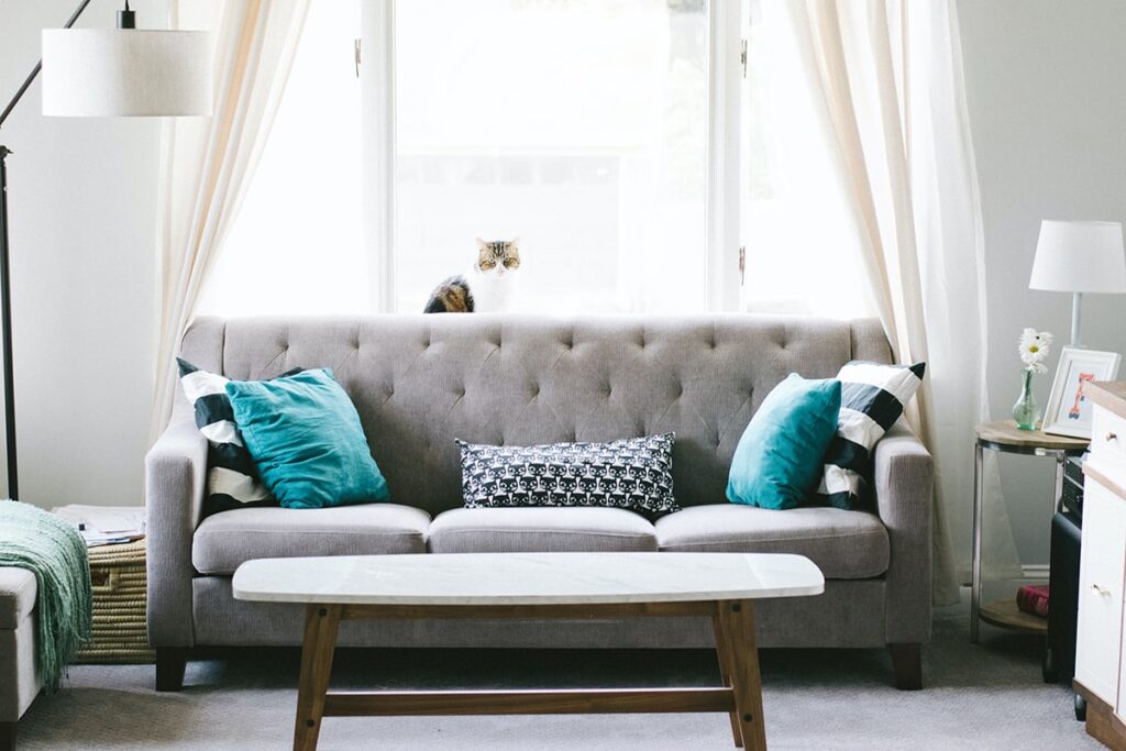 Việc chọn kích thước Sofa phòng khách phụ thuộc vào nhiều yếu tố. (Ảnh sưu tầm)