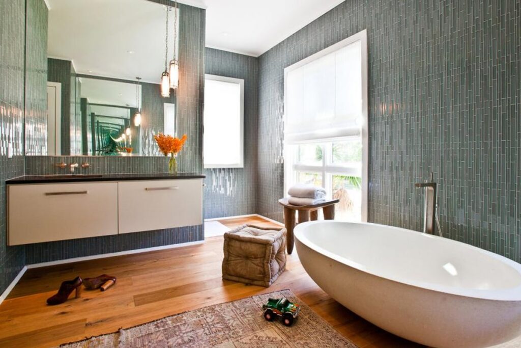 Phòng tắm mang phong cách Địa Trung Hải với khung cửa sổ lớn đặc trưng. (Ảnh sưu tầm)