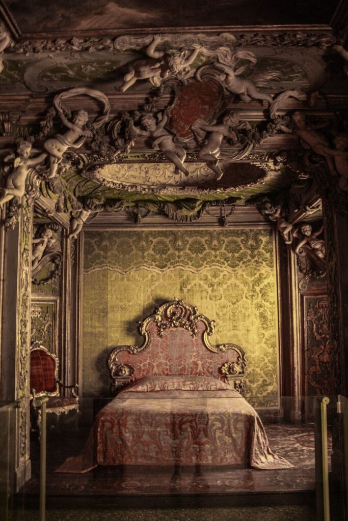 Kiến trúc Baroque là gì? Phòng ngủ từ Cung điện Sagredo (khoảng năm 1718), Venice, Ý