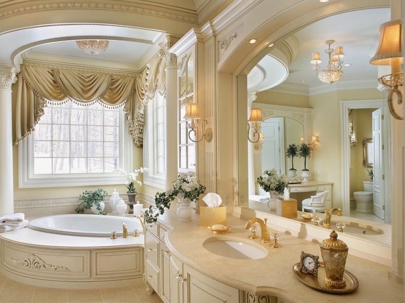 Phong cách thiết kế cổ điển là gì? Phòng tắm được điểm xuyết bằng những ánh đèn ấm cúng. Ảnh sưu tầm