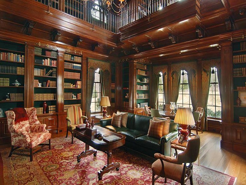 Đồ nội thất theo phong cách thiết kế Gothic được làm chủ yếu từ gỗ