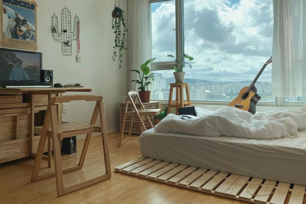 Giường bằng bằng tấm pallet đơn giản trong phòng ngủ theo phong cách Hàn Quốc. (Ảnh sưu tầm)
