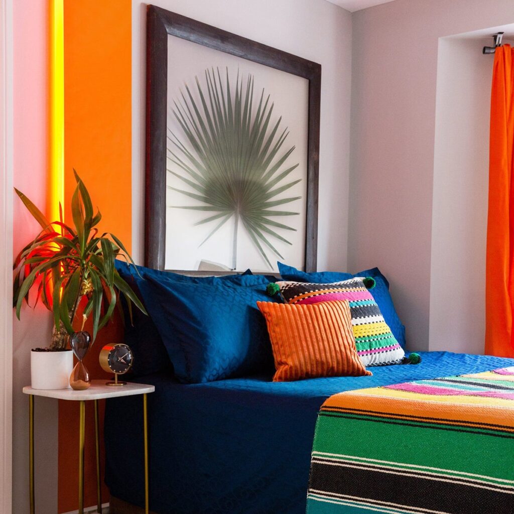 Sử dụng linh hoạt màu sắc góp phần mang đến không gian phòng ngủ vừa đẹp mắt vừa thư giãn.