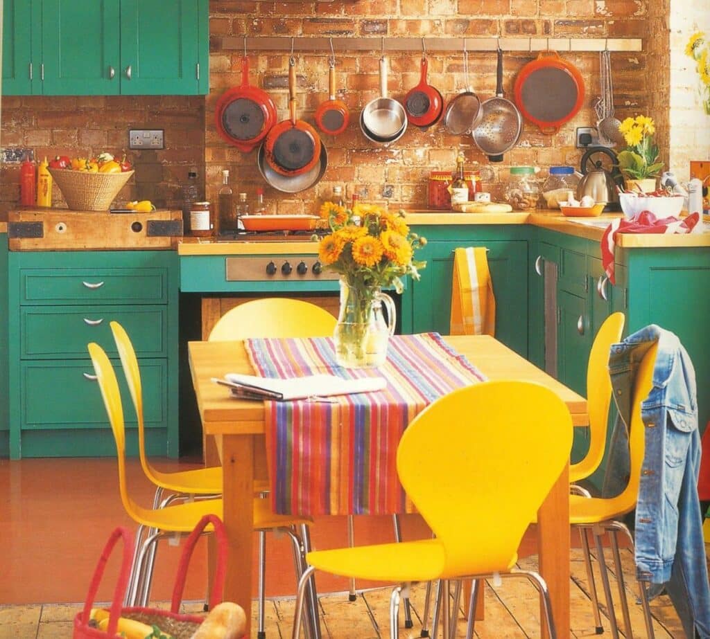 Khéo léo trong kết hợp màu sắc sẽ tạo ra không gian bếp ấm áp, vui tươi.