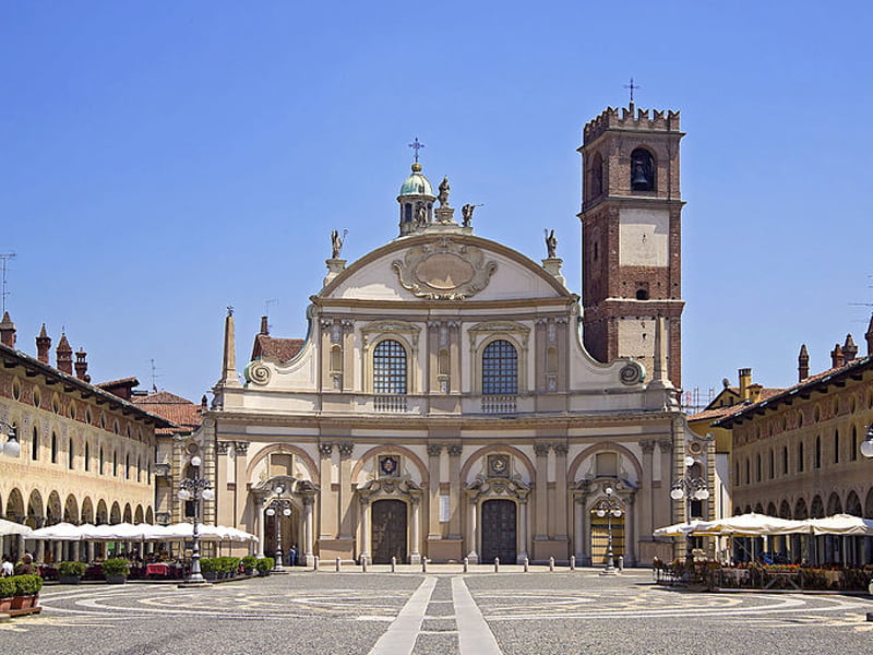 Piazza Ducale được thiết kế bởi Donato Bramante.