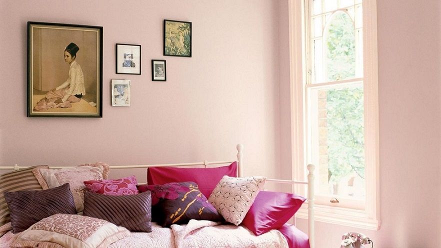 Tone màu hồng thể hiện sự nhẹ nhàng, dễ chịu, thoải mái cho các thành viên trong gia đình