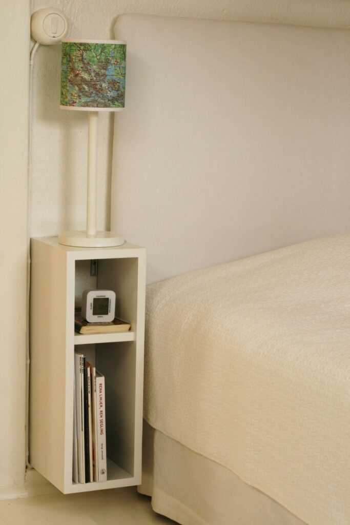 Tủ đầu giường giúp tôn thêm phần hiện đại trong thiết kế căn hộ tối giản đồng thời giúp bạn chứa được nhiêu đồ hơn