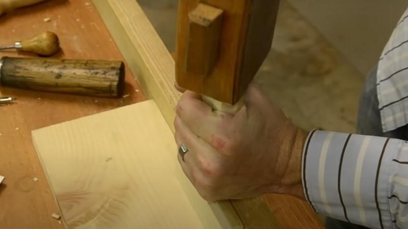 Trong bước thứ ba, chúng ta sẽ tìm hiểu cách đóng mộng gỗ một cách chi tiết và dễ hiểu.