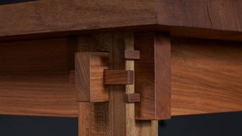 Ghép mộng gỗ là một phương pháp được sử dụng để tạo ra các sản phẩm nội thất sang trọng và đẹp mắt. Phương pháp này giúp kết hợp các tấm gỗ với nhau để tạo nên những họa tiết độc đáo và tinh tế trên bề mặt sản phẩm. Nó được sử dụng rộng rãi trong các thiết kế nội thất kiến trúc để tạo ra các sản phẩm đẹp mắt, chất lượng và bền vững.