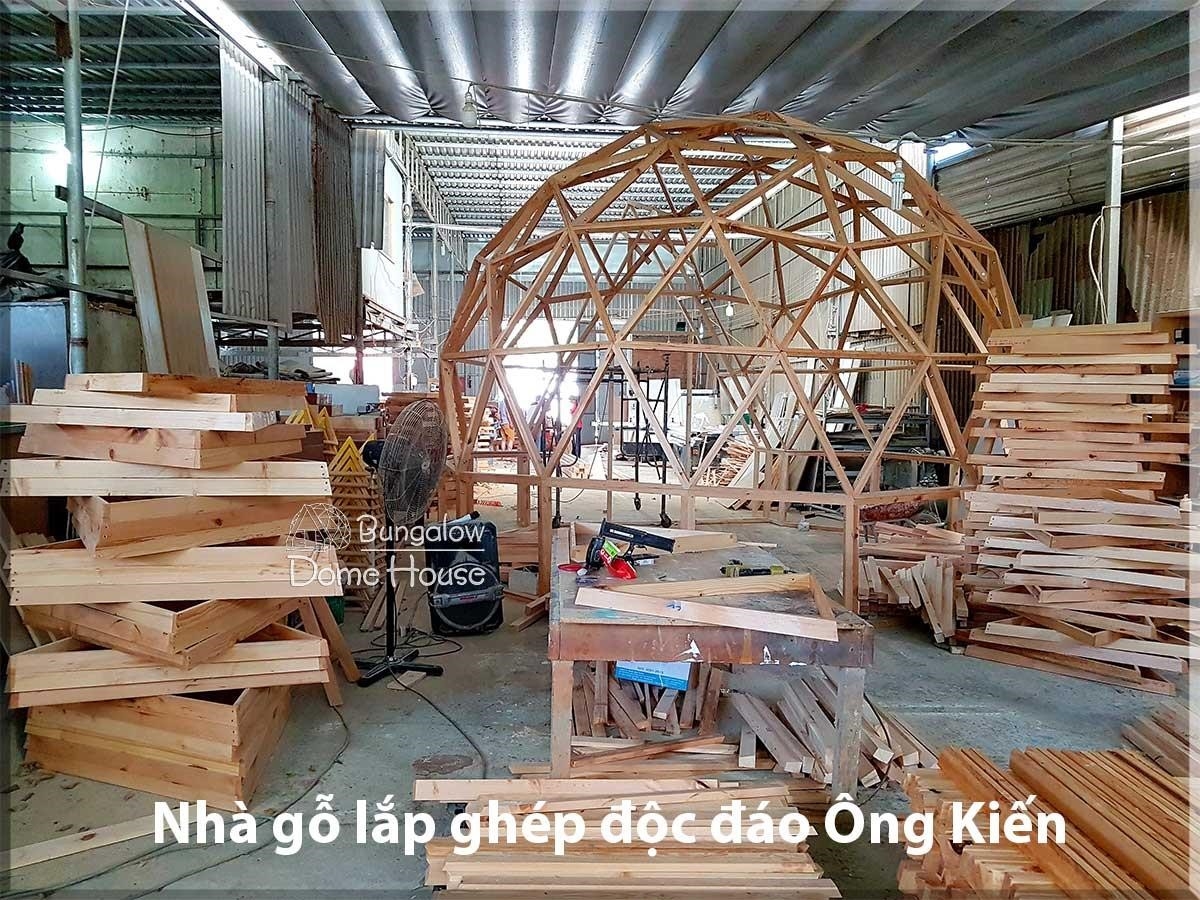 Tại xưởng sản xuất, chúng tôi đã chứng kiến hình ảnh tuyệt đẹp của việc lắp ghép các khối nhà gỗ thành một ngôi nhà Dome House hoàn chỉnh. Quang cảnh này thật ấn tượng và đầy cảm hứng.