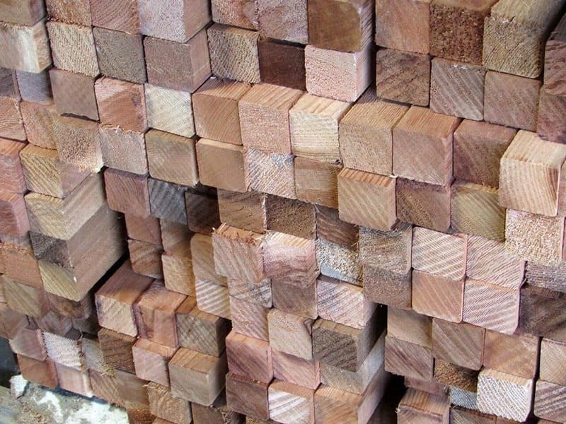 Việc tính toán thể tích của một khối gỗ hình vuông là rất đơn giản chỉ cần sử dụng công thức toán học.
