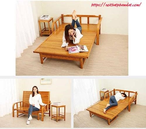 Một chiếc giường bằng gỗ có thể gấp lại thành 3 phần.