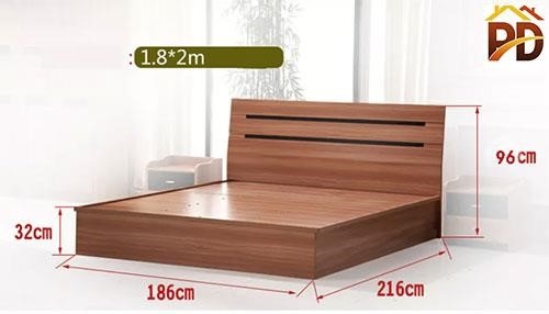 Đây là một chiếc giường gỗ kích thước lớn, đạt 1,8 mét chiều rộng và 2 mét chiều dài, được thiết kế theo dạng king size để mang lại sự thoải mái cho người sử dụng.