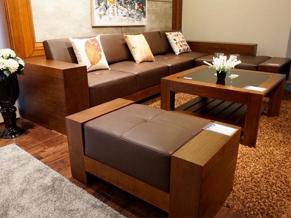 Để tạo không gian tiện nghi và thoải mái, bạn nên đặt bàn ghế sát tường.