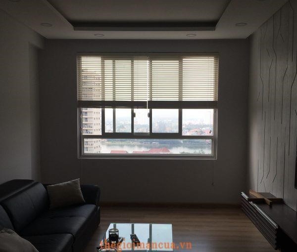 Hãy trang trí phòng khách của căn hộ chung cư của bạn với mẫu rèm cửa gỗ đẹp mắt.