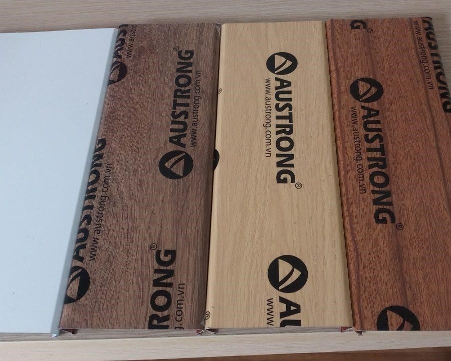 Trần nhôm C với mẫu vân gỗ là một loại trần được sử dụng phổ biến trong các công trình xây dựng hiện nay. Nó được sản xuất bằng cách phủ lớp nhôm trên một tấm bản lề bằng nhựa PVC, sau đó in mẫu vân gỗ bằng công nghệ in ấn kỹ thuật số. Điều này tạo ra một sản phẩm mang lại vẻ đẹp tự nhiên của gỗ, nhưng với độ bền và tính năng chống cháy của nhôm. Với nhiều màu sắc và kiểu dáng khác nhau, trần nhôm C