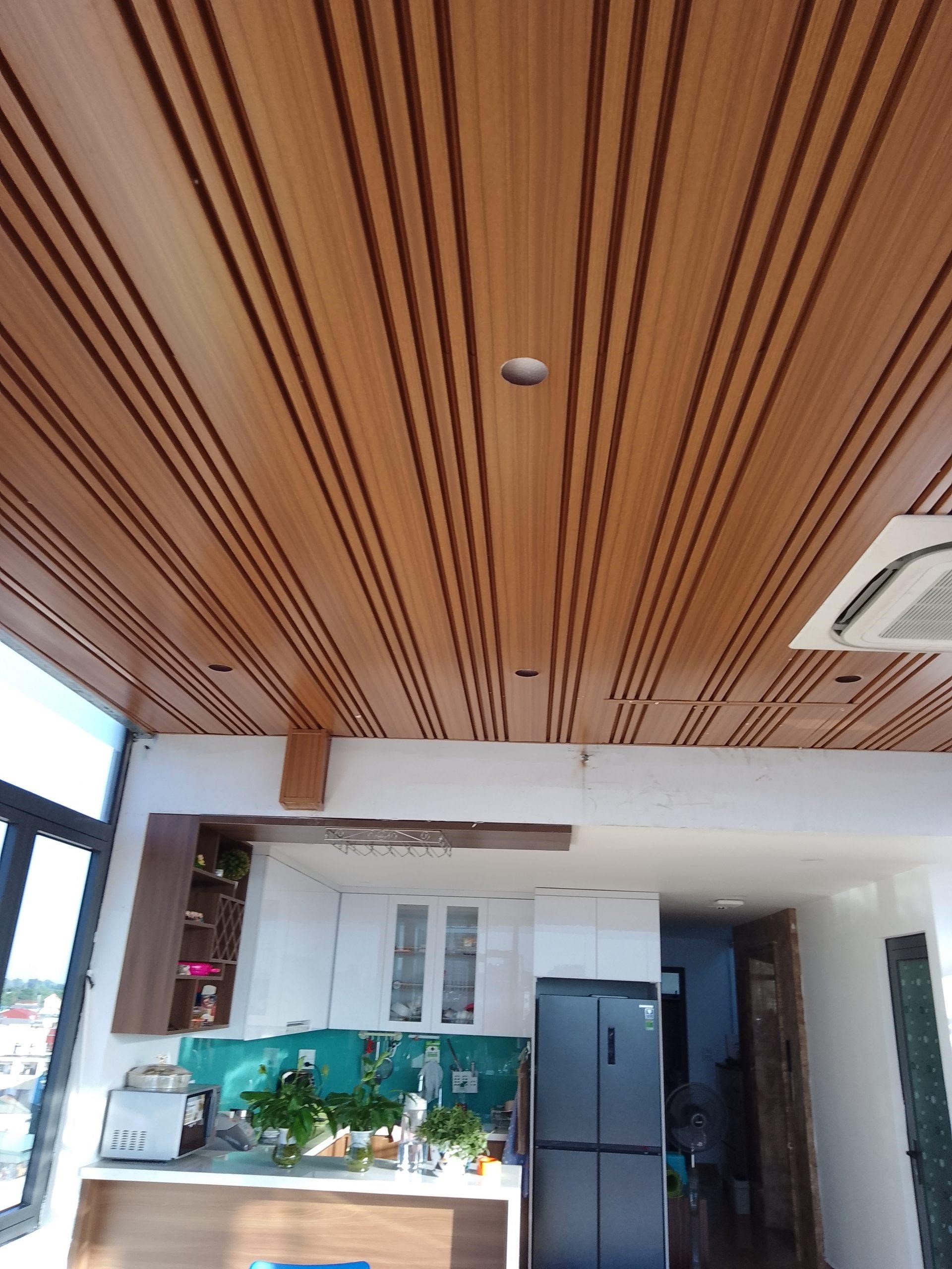 Viết lại: Trong không gian bếp, chúng ta có thể sử dụng sản phẩm làm từ trần nhôm giả gỗ B tổ hợp. Điều này sẽ giúp cho không gian trở nên đẹp mắt và tạo cảm giác ấm áp, giống như đang sử dụng các sản phẩm bằng gỗ thật.