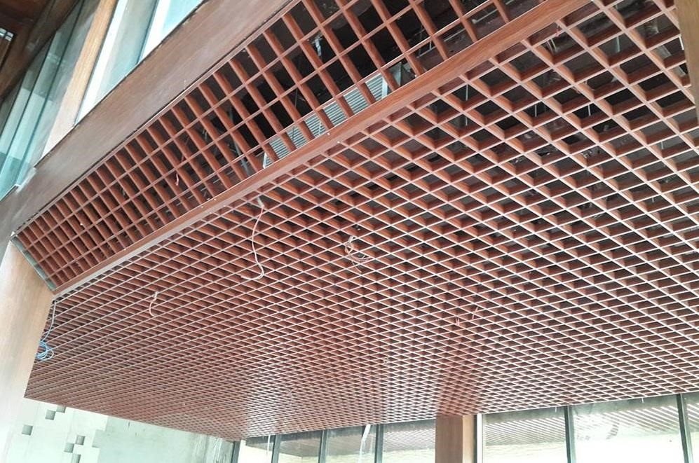 Để giải thích về sản phẩm Trần nhôm Vân gỗ - Caro cell, đó là một loại vật liệu được sử dụng để trang trí trần nhà. Nó bao gồm hai thành phần chính là nhôm và gỗ, tạo nên một mẫu vân đẹp mắt. Sản phẩm này có tên gọi là Caro cell và được sử dụng phổ biến trong việc trang trí nội thất.