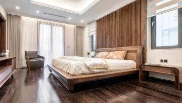 Có một chiếc giường gỗ tự nhiên rất đẹp được thiết kế cho phòng ngủ lớn.