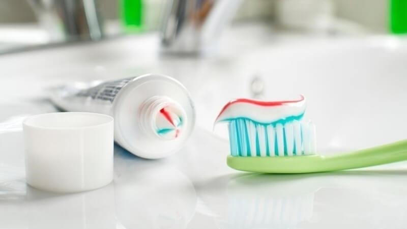 Để làm sạch răng và giữ hơi thở thơm mát, chúng ta thường sử dụng kem đánh răng. Kem đánh răng có chứa các hoạt chất kháng khuẩn và tinh dầu để loại bỏ mảng bám và mùi hôi trong miệng. Việc sử dụng kem đánh răng đúng cách sẽ giúp cho răng chắc khỏe và giảm nguy cơ mắc các bệnh về răng miệng.