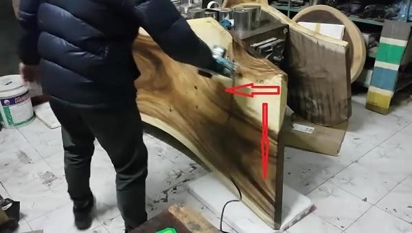 Cách bào gỗ phẳng cho tấm gỗ dọc thớ được thực hiện như sau.