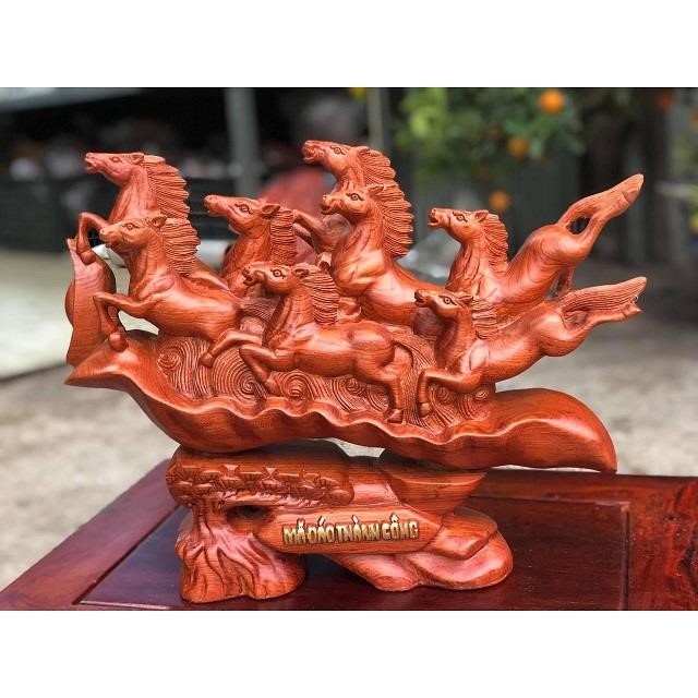Tượng gỗ Bát Mã Truy Phong là một tác phẩm điêu khắc rất đặc biệt. Nó được tạo ra từ gỗ đỏ, với chiều cao khoảng 1,5 mét. Bát Mã Truy Phong là tên của ba anh hùng trong truyện kiếm hiệp Trung Quốc, và tượng này đã được chạm khắc rất tinh xảo để tạo ra hình ảnh của ba anh hùng này. Tượng gỗ này đã được tạo ra bởi các nghệ nhân tài ba, và nó được coi là một trong những tác phẩm điêu khắc đẹp nhất trong lịch sử nghệ thuật Trung Quốc.