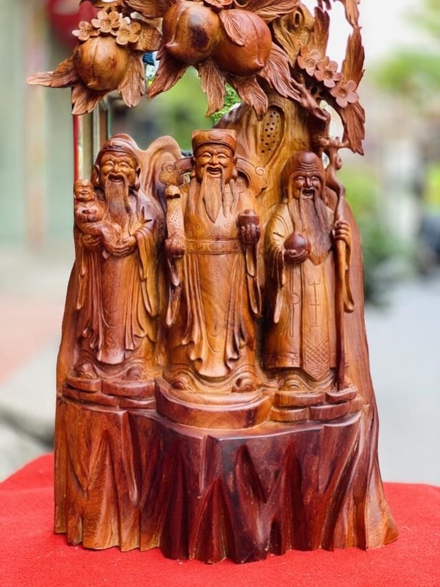 Tượng gỗ Tam Đa là một tác phẩm điêu khắc được tạo ra từ gỗ. Nó được tạo ra để thể hiện ba vị thần trong tín ngưỡng Phật giáo. Tượng gỗ này bao gồm Ba La Mật Đa, A Di Đà và Quan Thế Âm. Chúng ta có thể tìm thấy nó tại đền thờ hoặc nhà thờ của người Phật giáo.
