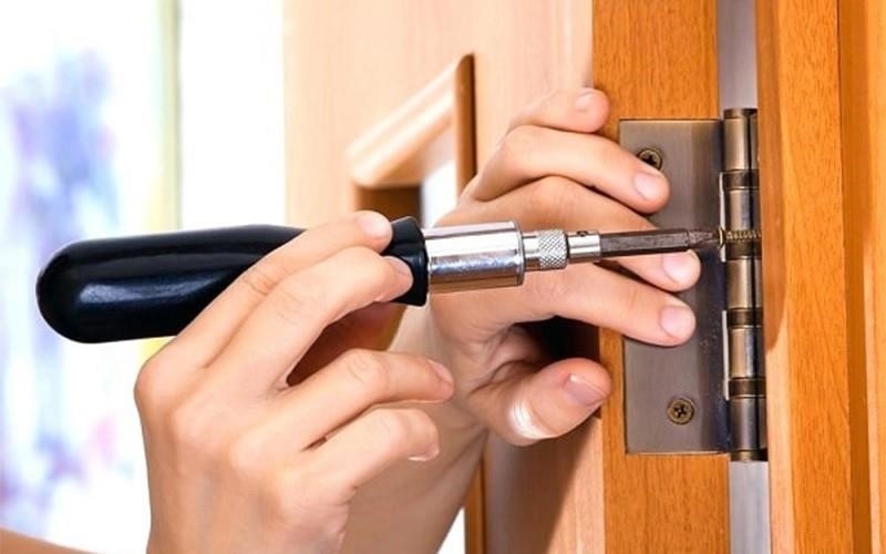 Nếu cửa của bạn bị cong vênh, hãy kiểm tra tất cả các ốc vít và bản lề trước khi tháo cửa ra. Đừng vội vàng tháo cửa ra nếu chưa kiểm tra kỹ, vì có thể có vấn đề khác gây ra hiện tượng này.