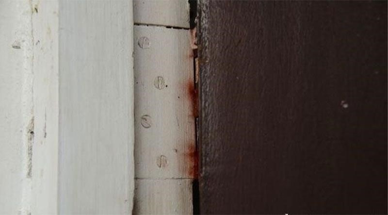 Nếu bạn thấy cửa gỗ bị cong vênh, hãy kiểm tra và sửa các lỗ tước liên quan đến vấn đề này.