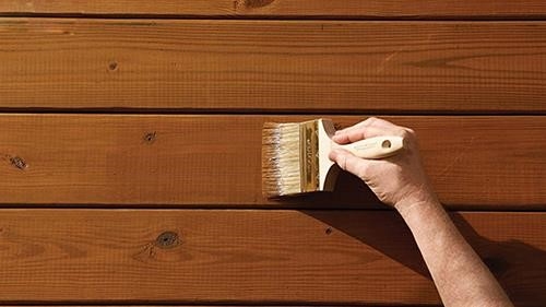 Kỹ thuật sơn bóng PU trên bề mặt đồ gỗ là quá trình sử dụng chất sơn PU để tạo độ bóng và bảo vệ cho các sản phẩm gỗ. Qua quá trình này, chất sơn PU được phun lên bề mặt đồ gỗ để tạo một lớp phủ bảo vệ, đồng thời tăng cường độ bền cho sản phẩm. Kết quả là sản phẩm gỗ sẽ có một vẻ đẹp bóng loáng và độ bền cao hơn, giúp bảo vệ sản phẩm khỏi các tác động của môi trường và sự sử dụng hàng ngày.