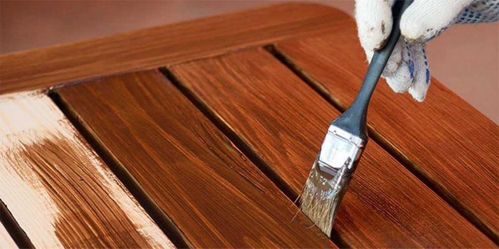 Sơn lớp phủ được sử dụng để làm cho gỗ giả có màu óc chó và độ bóng cao.