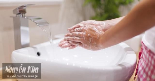 Để tẩy sơn PU dính trên tay, bạn có thể sử dụng một số phương pháp sau đây: - Dùng xà phòng và nước: Bạn có thể dùng xà phòng và nước để rửa tay, thường thì sơn PU sẽ bị tẩy sạch sau khi bạn rửa tay đầy đủ trong khoảng 30 giây. - Dùng nước rửa chén: Nếu sơn PU đã khô cứng, bạn có thể dùng nước rửa chén để tẩy. Đổ một ít nước rửa chén lên tay và sử dụng bàn chải nhỏ để chà nhẹ. - Dùng cồn hoặc