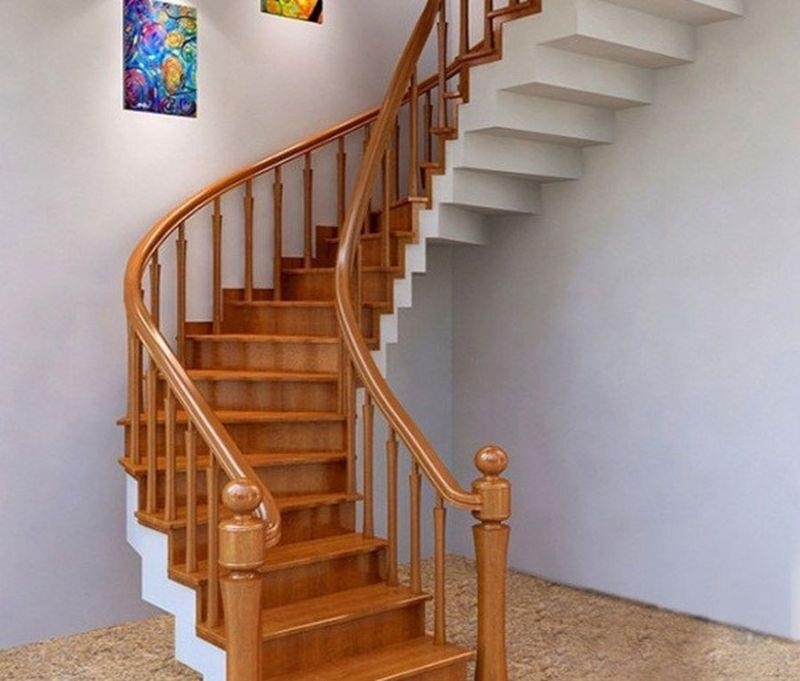 Cầu thang được trang bị trụ gỗ tròn.