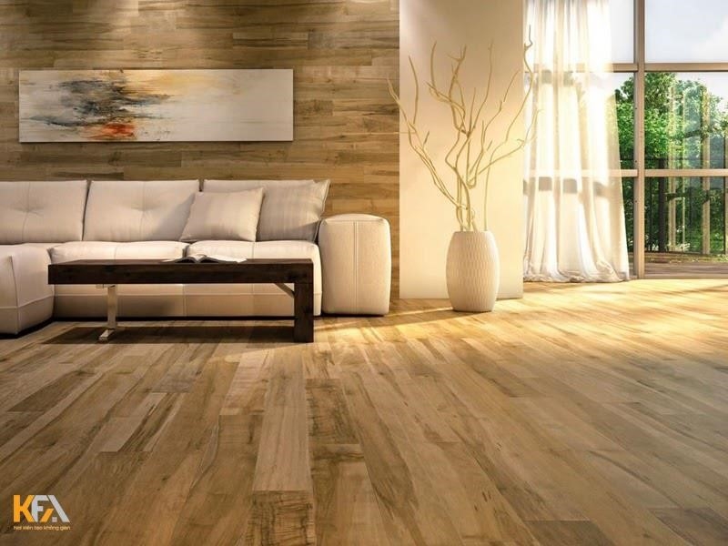 Phòng khách được thiết kế với mẫu ốp gỗ công nghiệp đồng bộ cho sàn và tường.