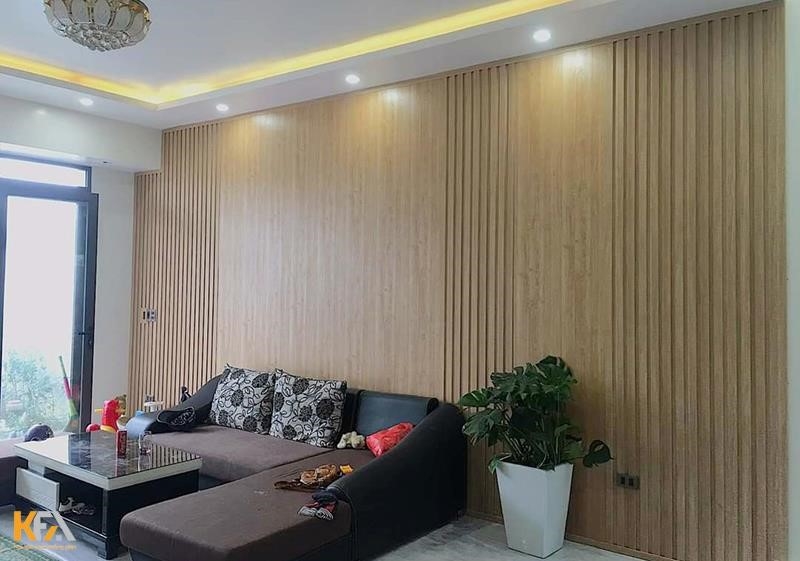 Phòng khách được trang trí bằng gỗ ốp có độ bền cao, đảm bảo sự bền vững và đẹp mắt trong quá trình sử dụng.