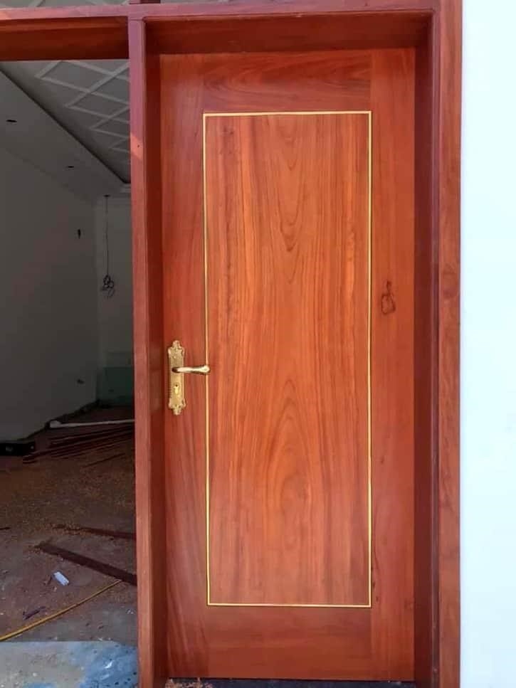 Một chiếc cửa gỗ đơn hiện đại với thiết kế đẹp mắt.