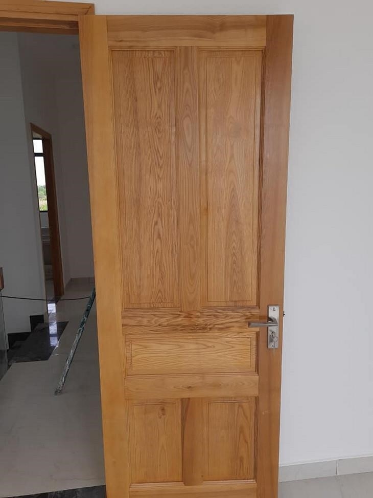 Cánh cửa làm từ gỗ sồi và được sơn màu óc chó.
