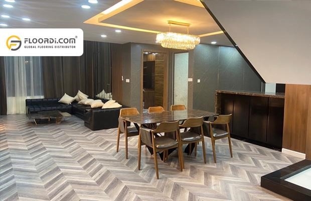 Sàn nhà được lót bằng gỗ xương cá với kiểu dáng đơn giản và tự nhiên.