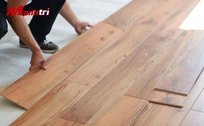 Việc lắp đặt ván sàn gỗ công nghiệp là quá trình cơ bản trong việc hoàn thiện nội thất.