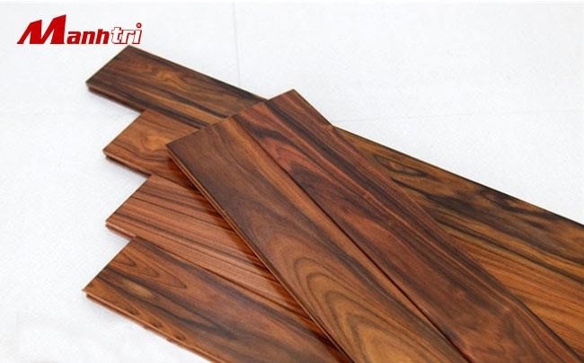 Sàn gỗ tự nhiên được làm bằng việc ghép nhiều tấm gỗ lại với nhau.