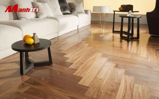 Ván sàn Solid là loại ván sàn được làm từ một thanh gỗ tự nhiên, không phải ghép nối từ nhiều miếng gỗ khác nhau. Điều này giúp tạo ra sự đồng nhất và độ bền cao cho ván sàn Solid.