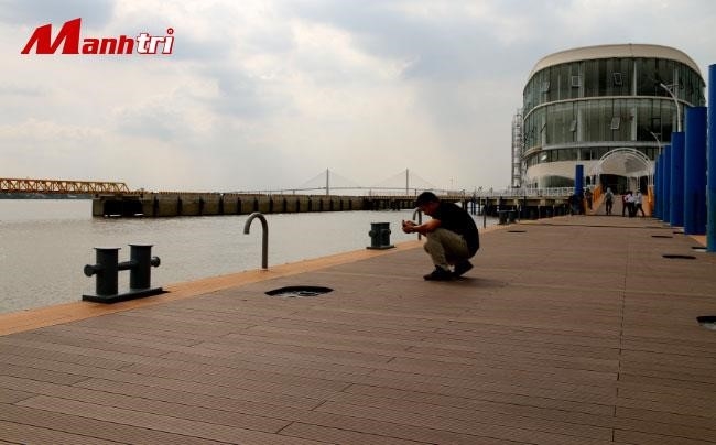 Sàn gỗ ngoài trời thường được sử dụng để lắp đặt tại không gian cầu cảng.